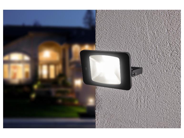 LED spotlight with integrated motion sensor