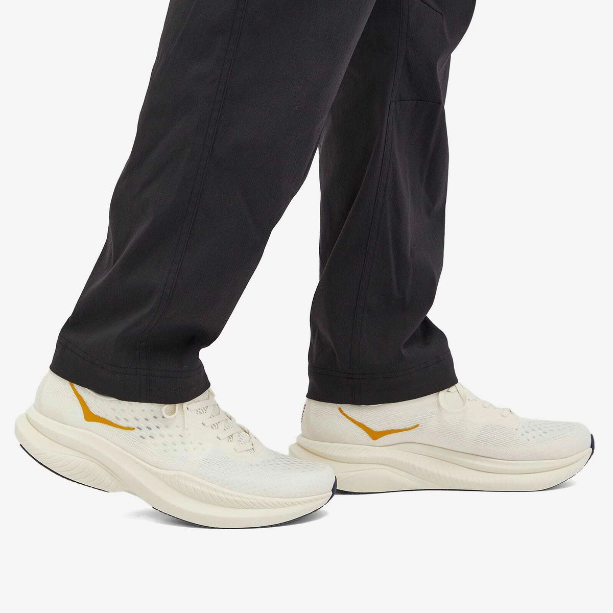 HOKA ONE ONE M Mach 6 LA بلون Alabaster/Oat Milk