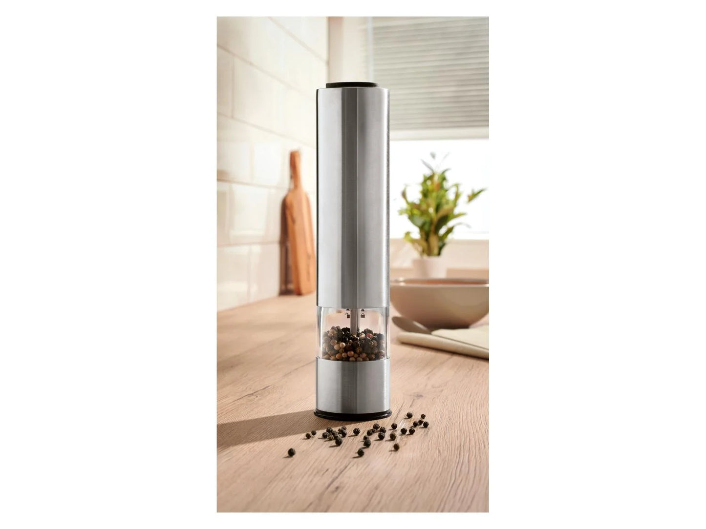 Electric salt or pepper mill