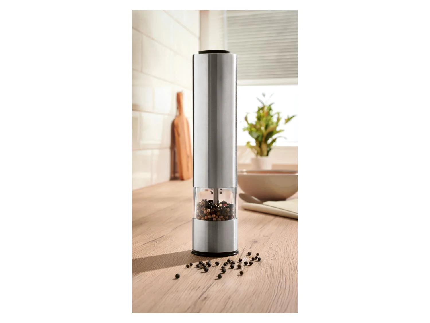 Electric salt or pepper mill