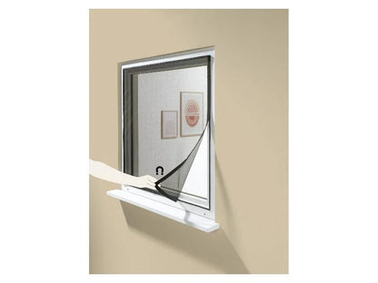 Mosquito net curtain with magnetic closure