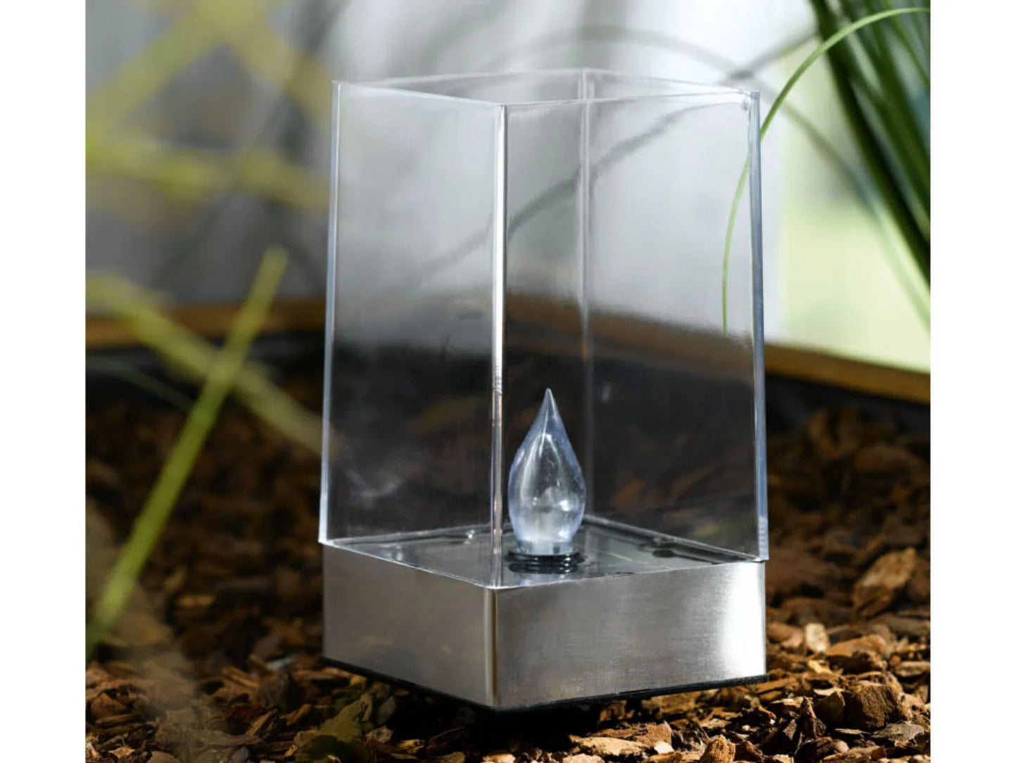 LED solar torch with realistic flickering effect