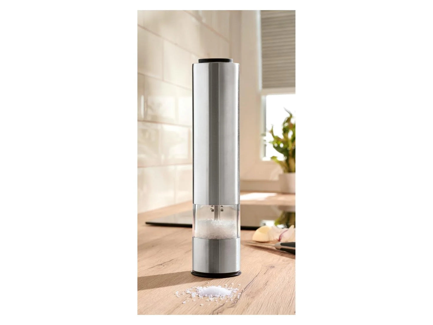 Electric salt or pepper mill