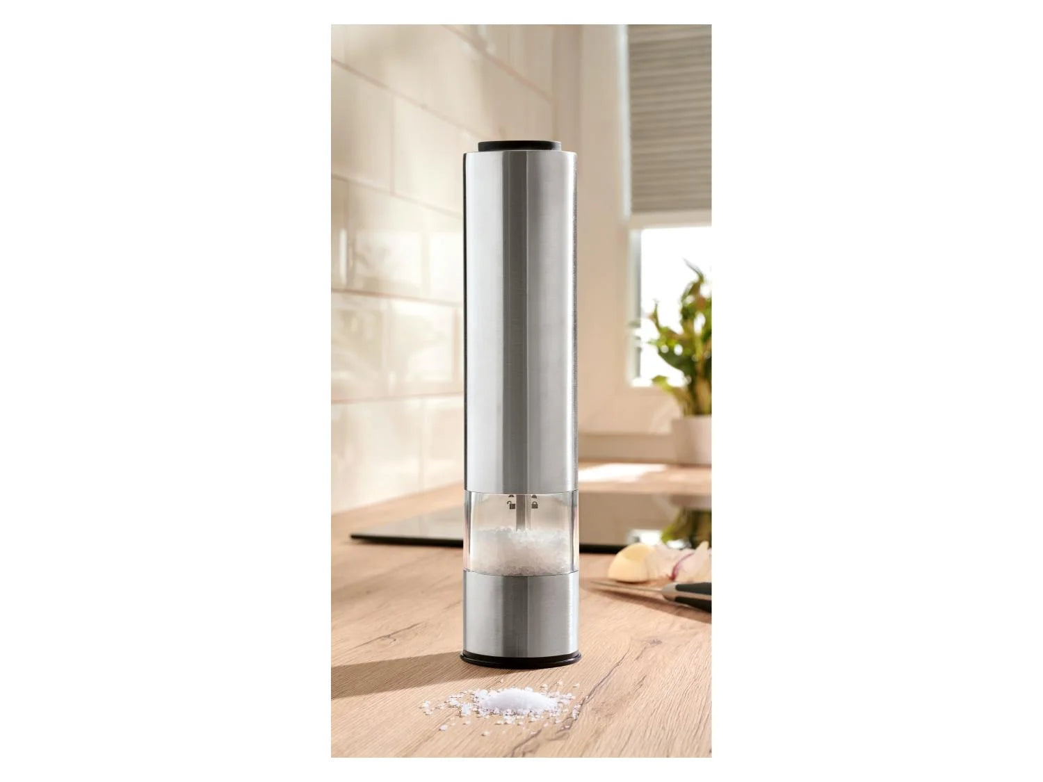 Electric salt or pepper mill
