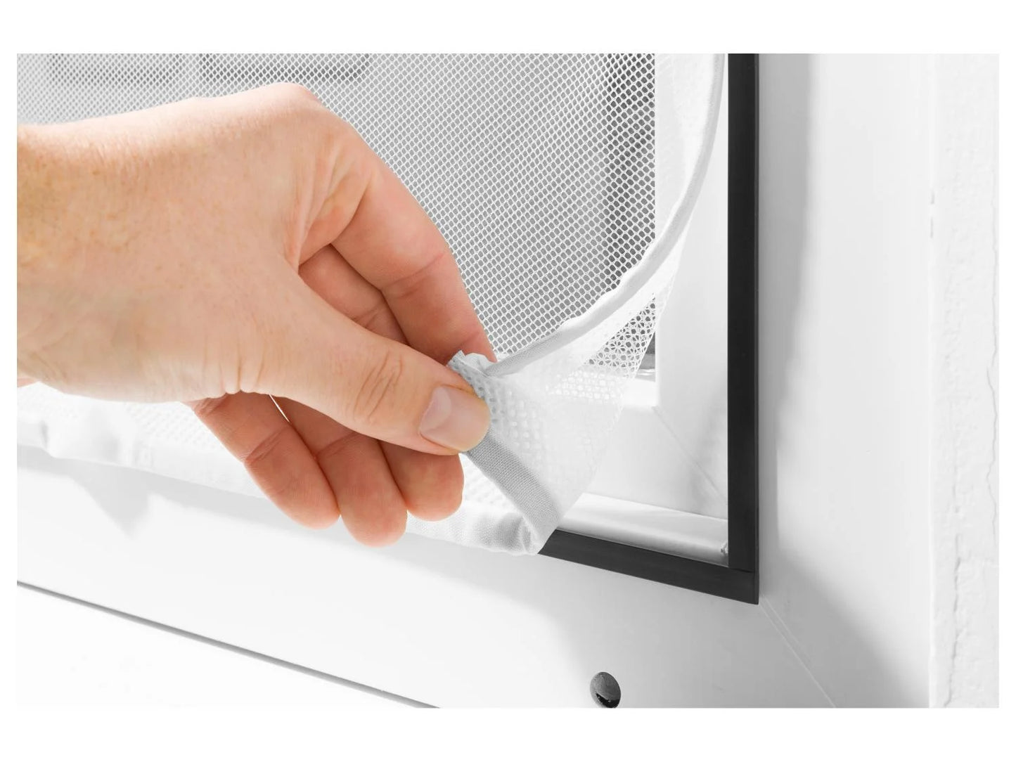 Mosquito net curtain with magnetic closure