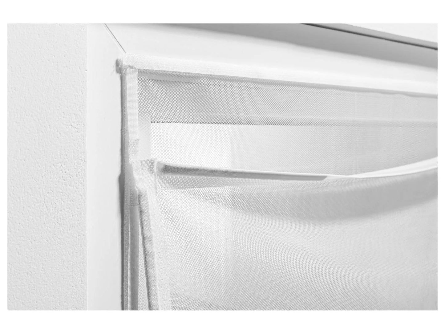 Mosquito net curtain with magnetic closure