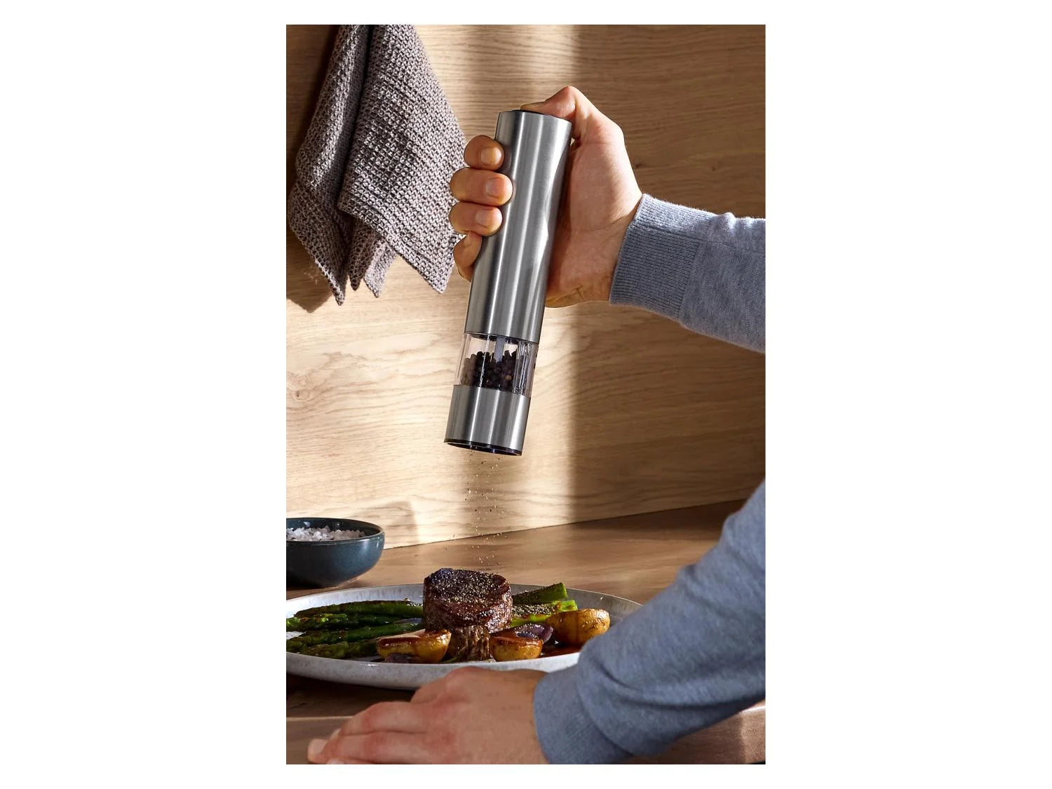 Electric salt or pepper mill