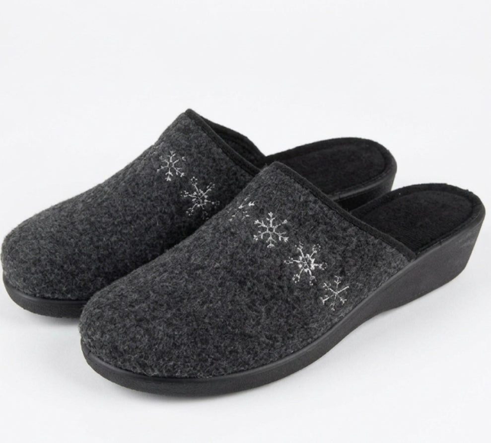 Women's Wool-Blend Snowflake Clog Slippers – Cozy Charcoal Gray Slip-On House Shoes with Wedge Sole