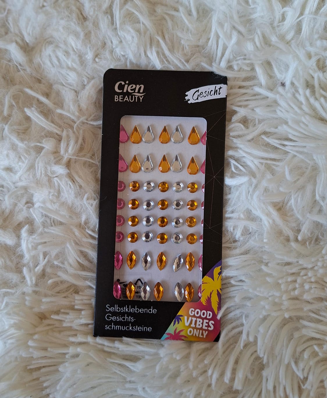 Cien beauty face gems for a colorful festival look